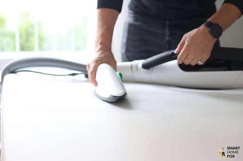 Beim Absaugen der Matratze